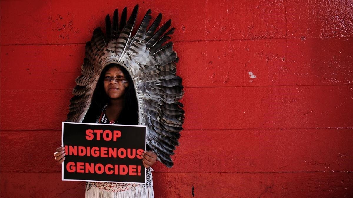 Una mujer india guaraní posa para una foto durante una protesta contra la administración del presidente de Brasil, Jair Bolsonaro, en Sao Paulo.