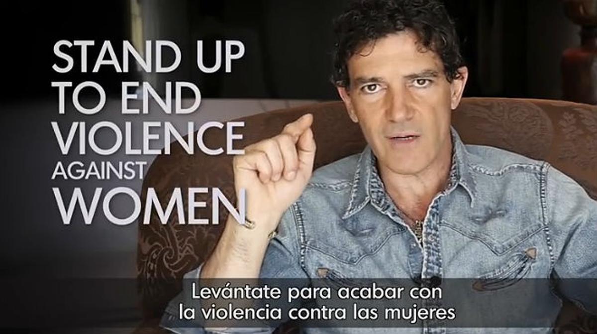 Antonio Banderas fa una crida a acabar ara amb la violència contra les dones.