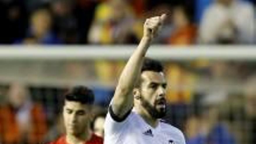 Negredo y Cheryshev salvan a Neville