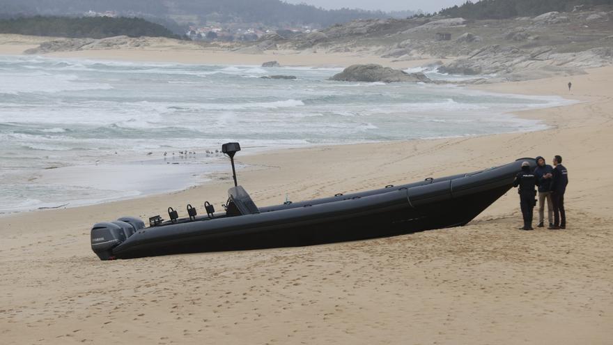 Aduanas custodia en Vilagarcía una de las dos narcolanchas varadas en Ribeira