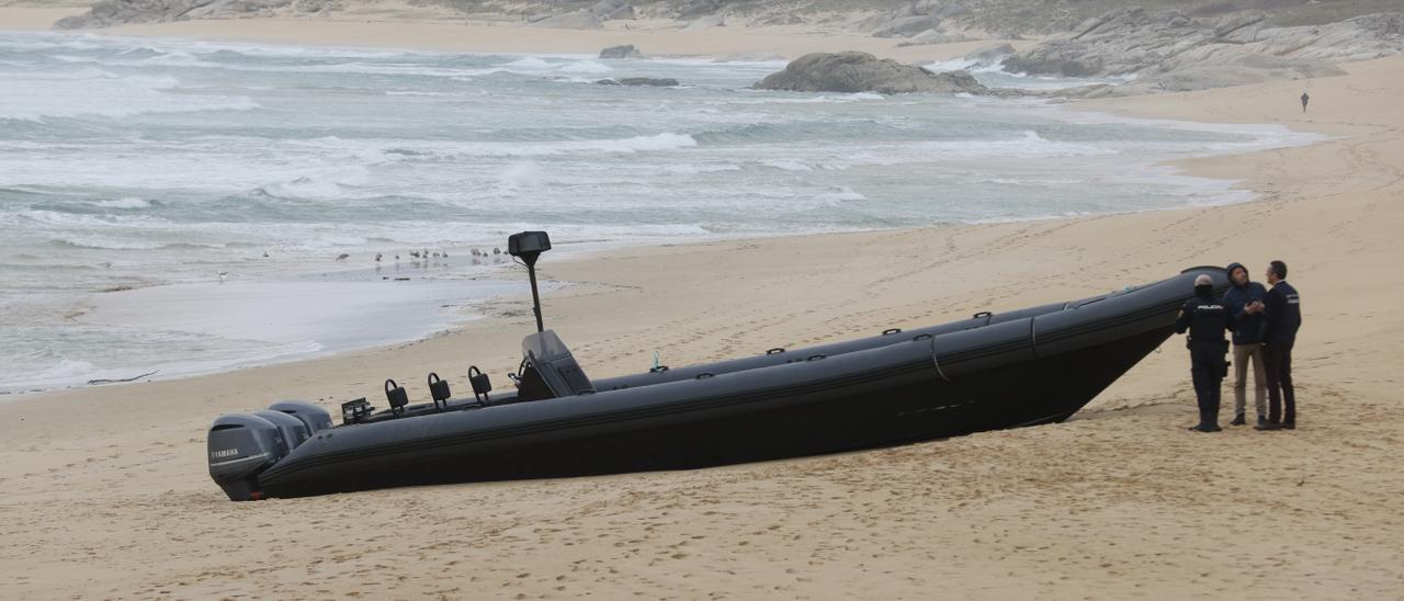 Aduanas custodia en Vilagarcía una de las dos narcolanchas varadas en Ribeira