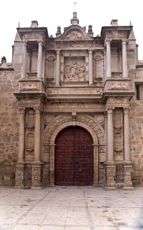 Puerta de la catedral de la Sierra.