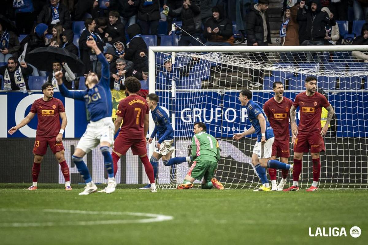 La defensa del Valencia erró en cadena en el gol con el que el Oviedo decantó el partido