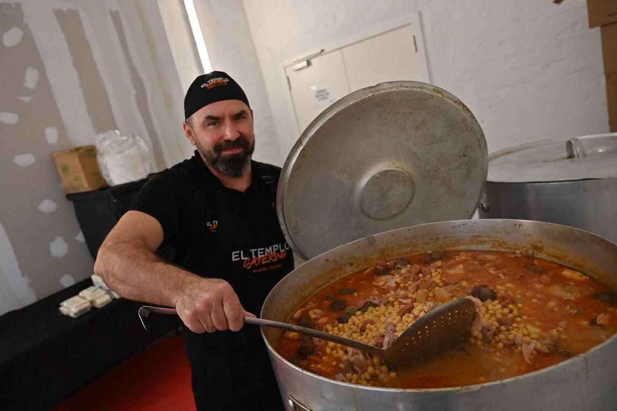Uno de los cocineros del catering que elabora los garbanzos con cordero.