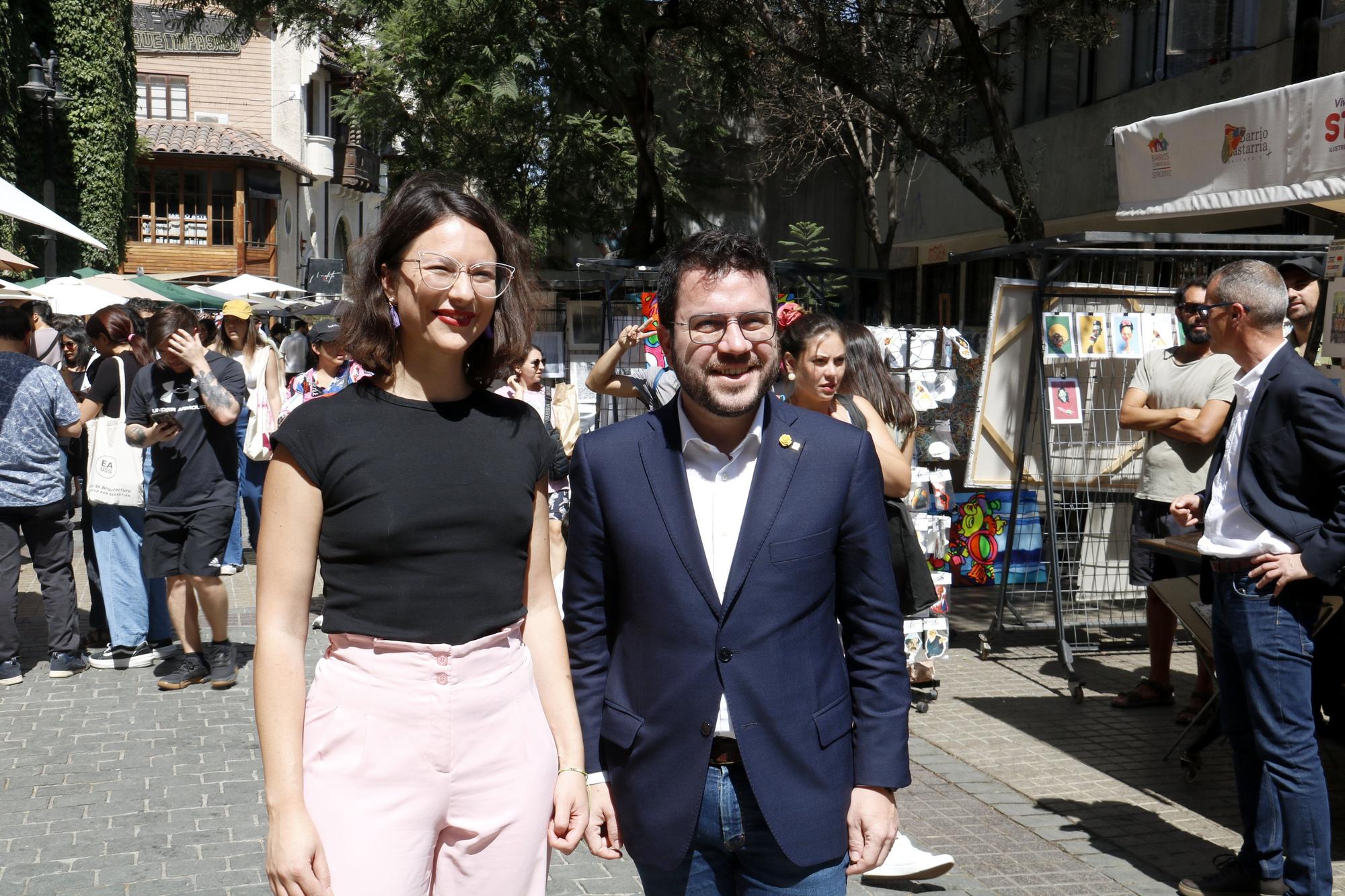 El 'president' de la Generalitat, Pere Aragonès, con la alcaldesa de Santiago de Chile, Irací Hassler