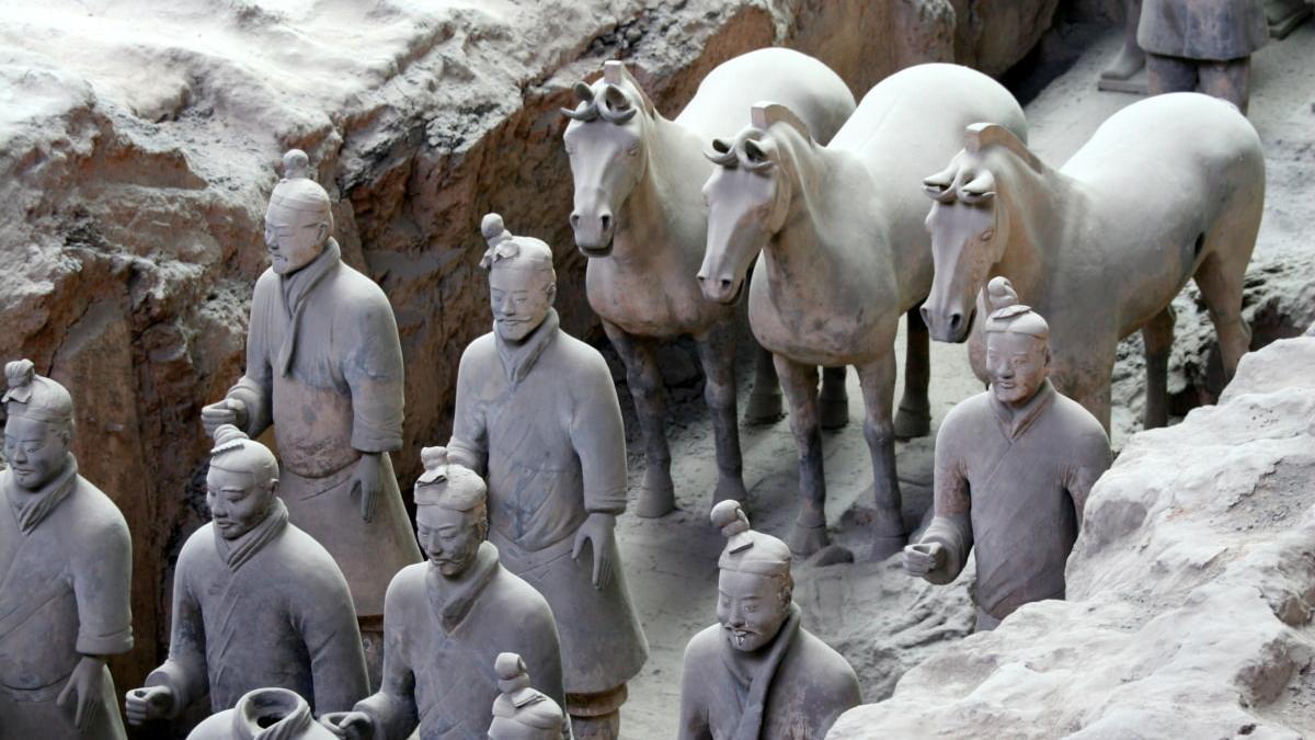Vista de algunos de los guerreros de terracota en el yacimiento de Xian.