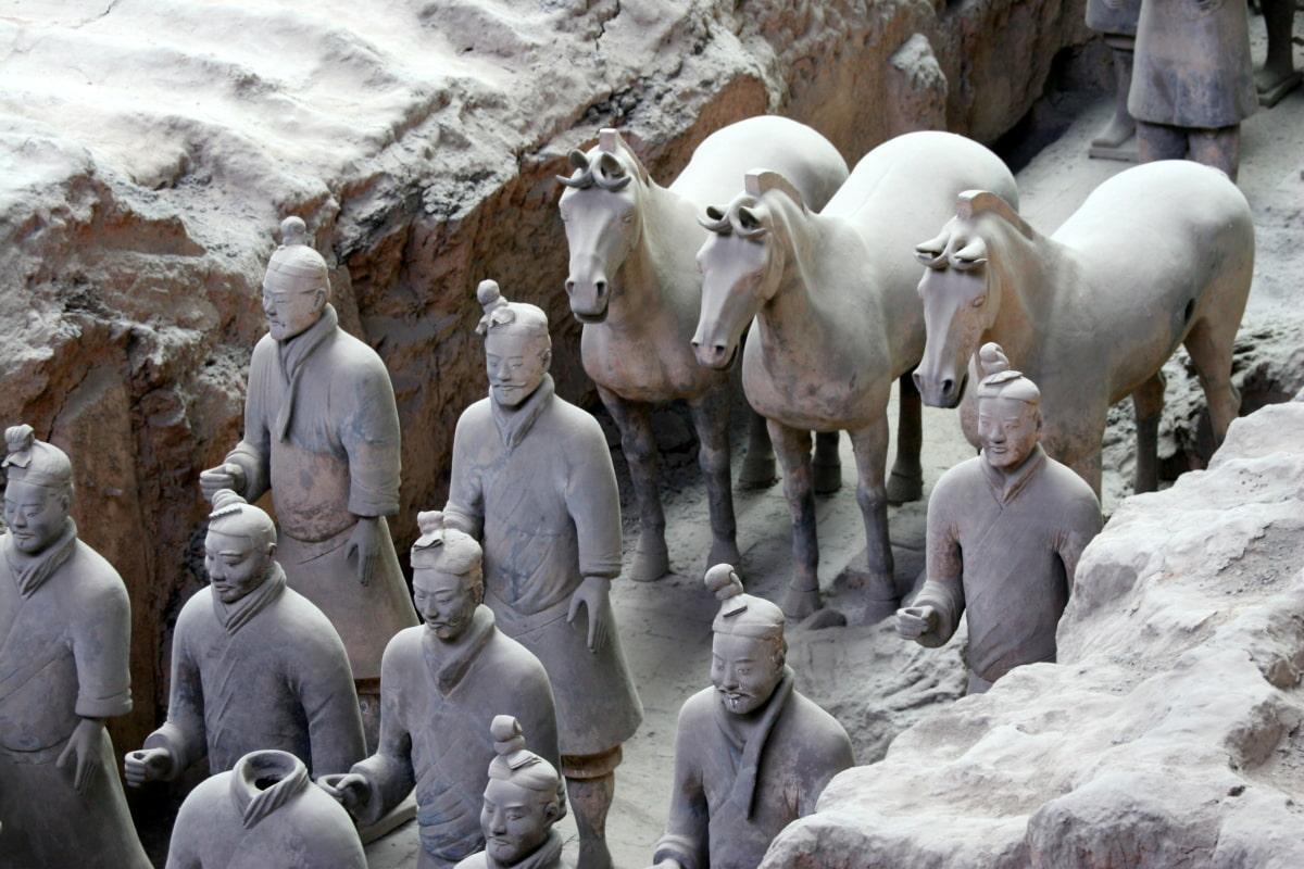 Vista de algunos de los guerreros de terracota en el yacimiento de Xian.