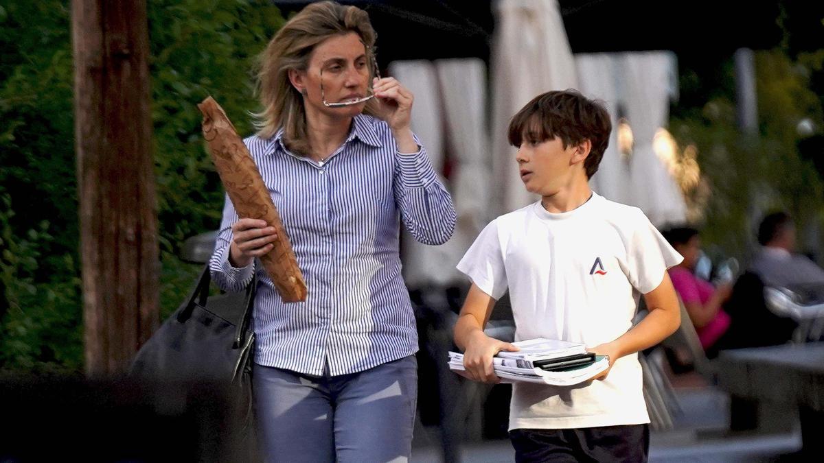 Una madre pasea con su hijo, en Madrid.