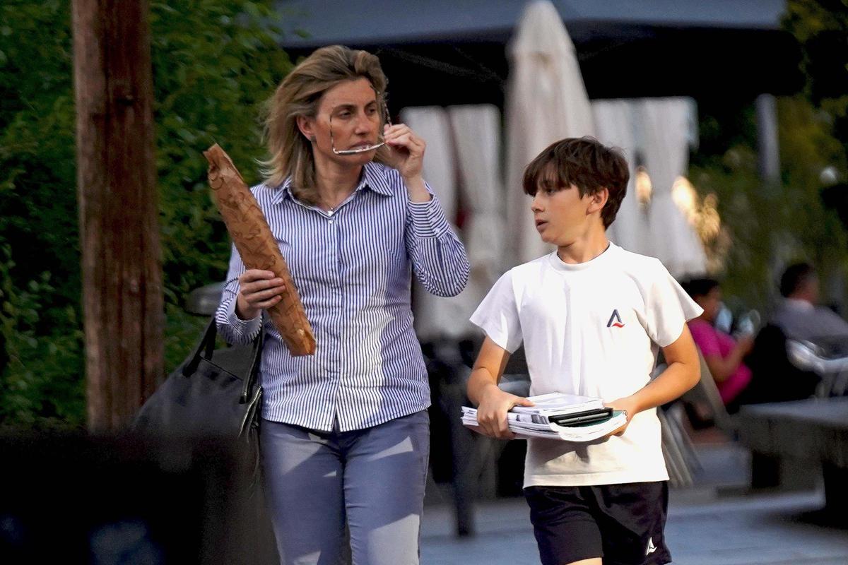 Una madre pasea con su hijo, en Madrid.