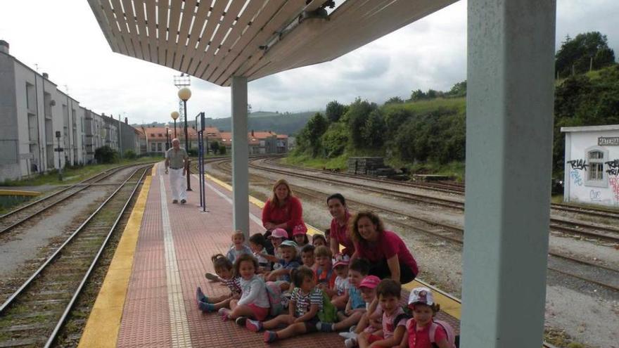 La Escuela Infantil de Llanes, fin de curso con viaje en tren a Poo