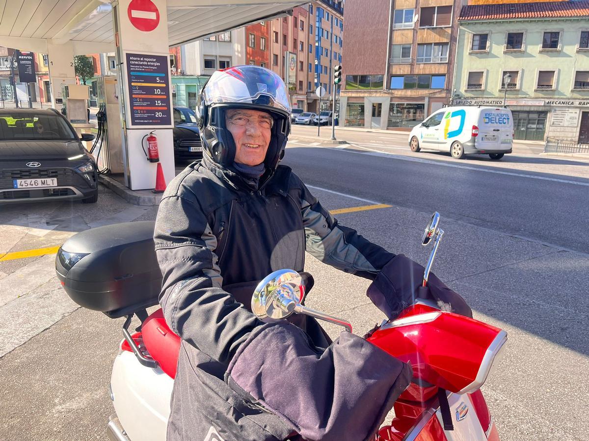Juanjo Azpeitia en una gasolinera de Buenavista, en Oviedo.
