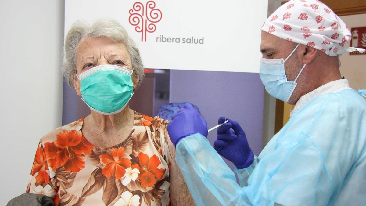 Vacuna a una mujer de más de 90 años en el centro de salud de Orihuela Costa