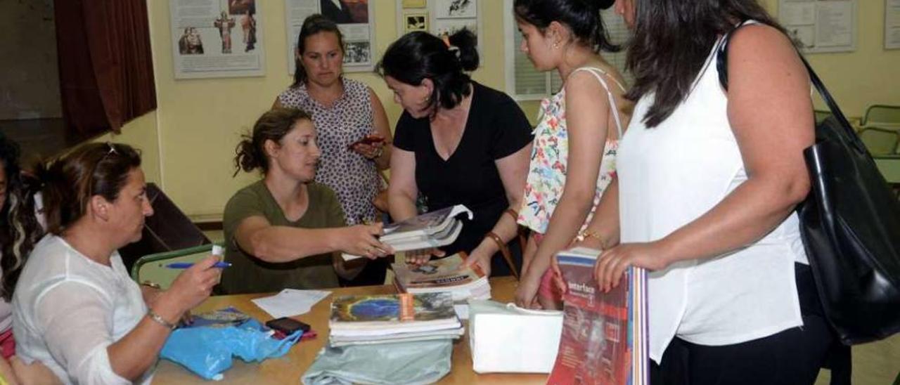 Reunión de la Anpa &quot;Arco de Fefiñáns&quot; por el banco de libros. // Noé Parga