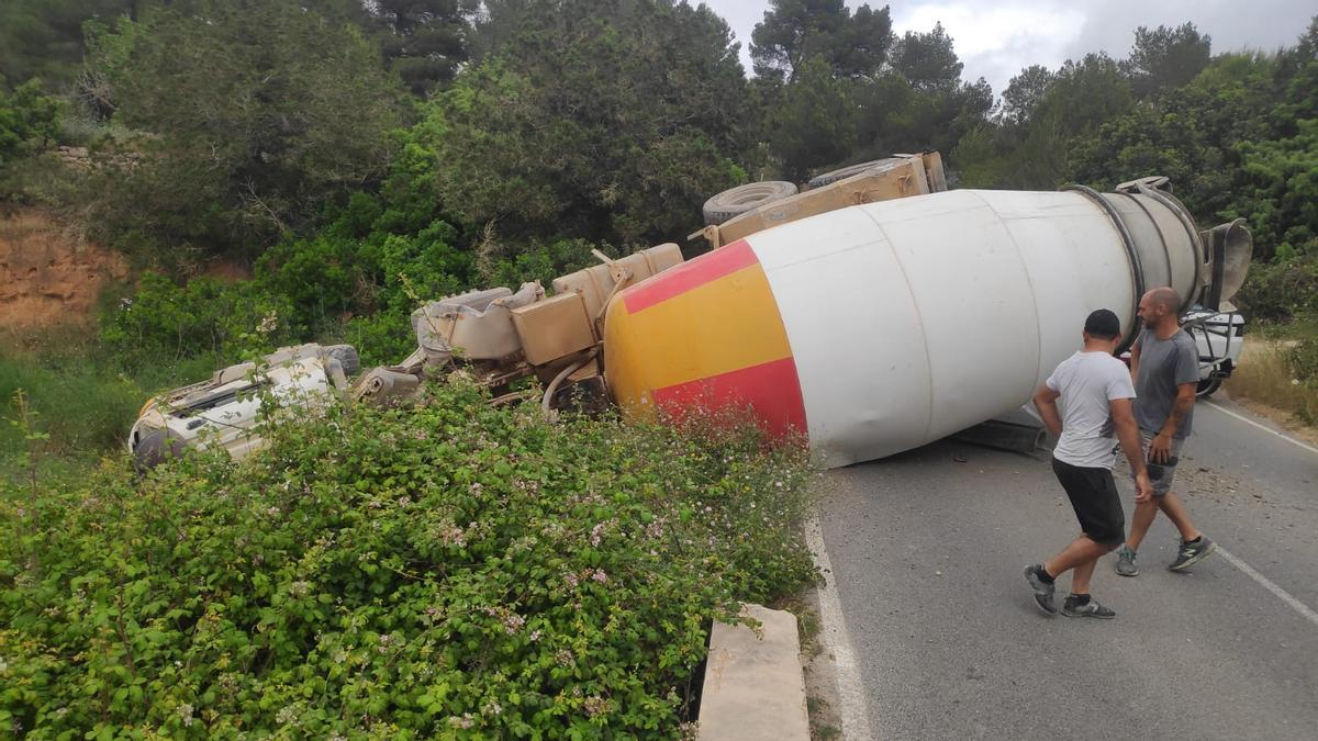 Una hormigonera vuelca en un carretera de Ibiza.