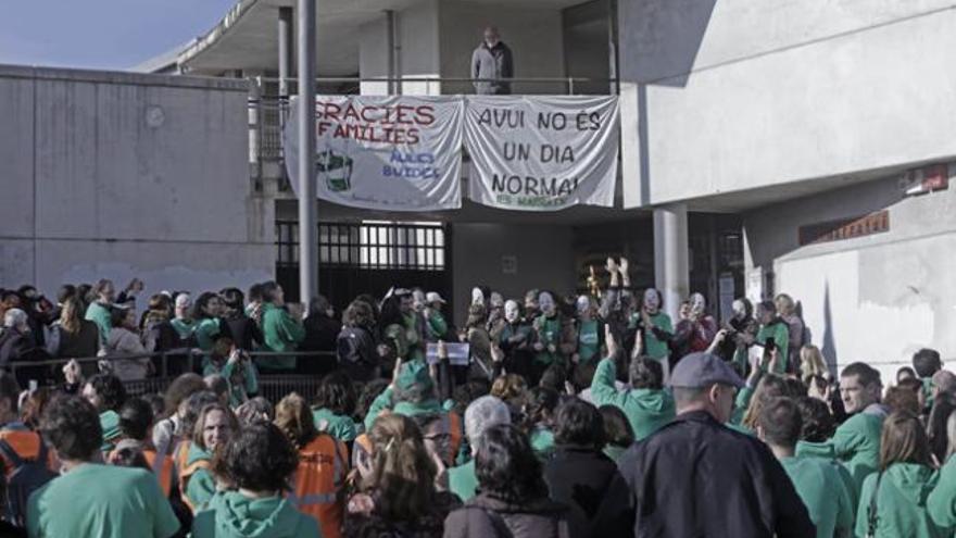 El director del instituto Marratxí saluda a las personas que se concentraron para apoyarle.