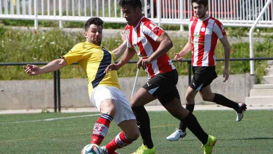 Un jugador visitante se anticipa a Magui en su intento por encarar la meta rival.