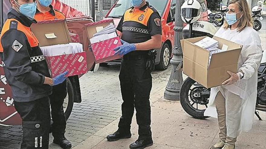 Benicàssim reparte casa por casa 25.000 mascarillas a los vecinos