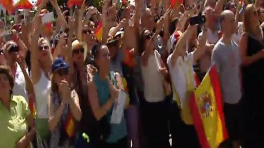 Miles de personas le dan la bienvenida al nuevo rey en el palacio real