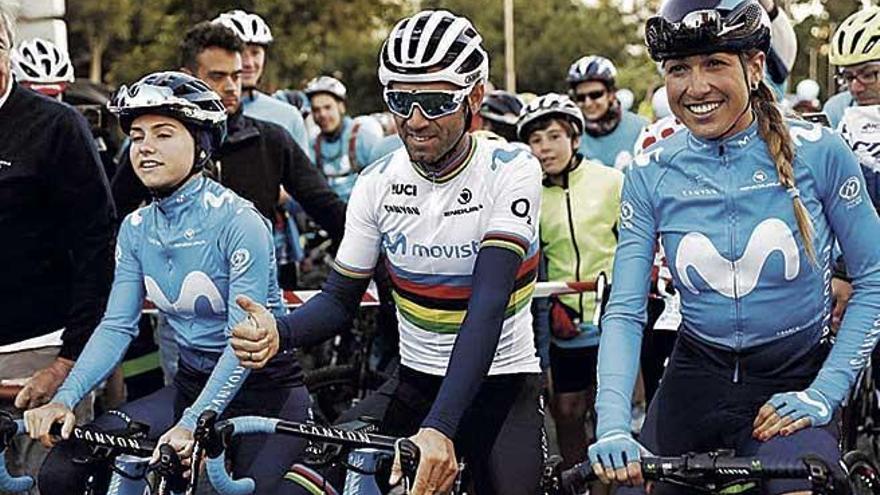 Mavi García acompaña a Valverde en su estreno del maillot del arcoíris