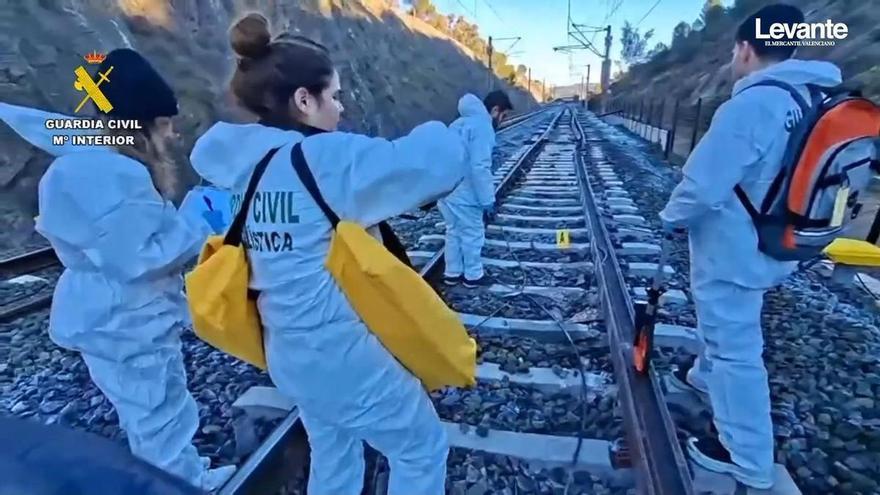 El equipo de criminalística de la Guardia Civil inspecciona la zona tras el accidente en Adamuz, Córdoba