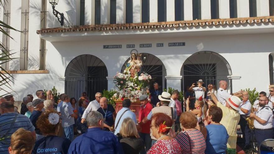Romeros inician la romería de la Virgen del Rosario en Benajarafe.