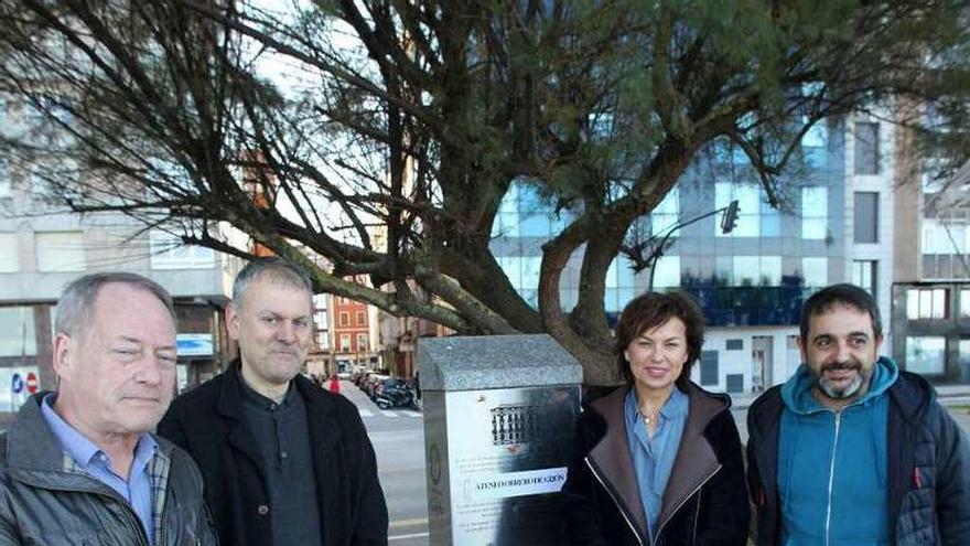 Por la izquierda, Aurelio Martín, Luis Pascual, Montserrat López y Orlando Fernández, ayer, junto al monolito dedicado al Ateneo Obrero.