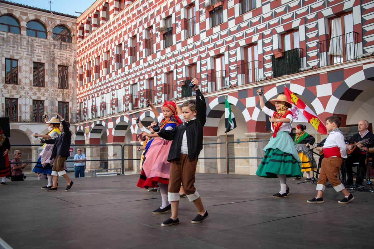 El folklore infantil toma la Plaza Alta de Badajoz