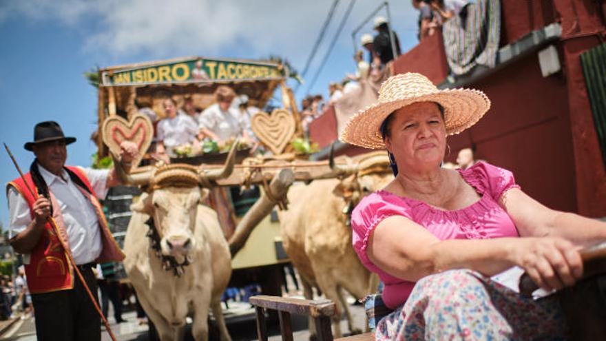 Numerosos espectadores y romeros participaron ayer en esta peculiar romería de recorrido circular que tiene su origen y destino final en la plaza de la Parroquia de Santa Catalina.