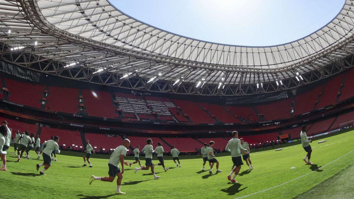 Els jugadors del Tottenham, durant l’entrenament d’ahir. | LUIS TEJIDO / EFE Els jugadors del Tottenham, durant l’entrenament d’ahir. | LUIS TEJIDO / EFE