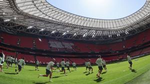 Els jugadors del Tottenham, durant l’entrenament d’ahir. | LUIS TEJIDO / EFE