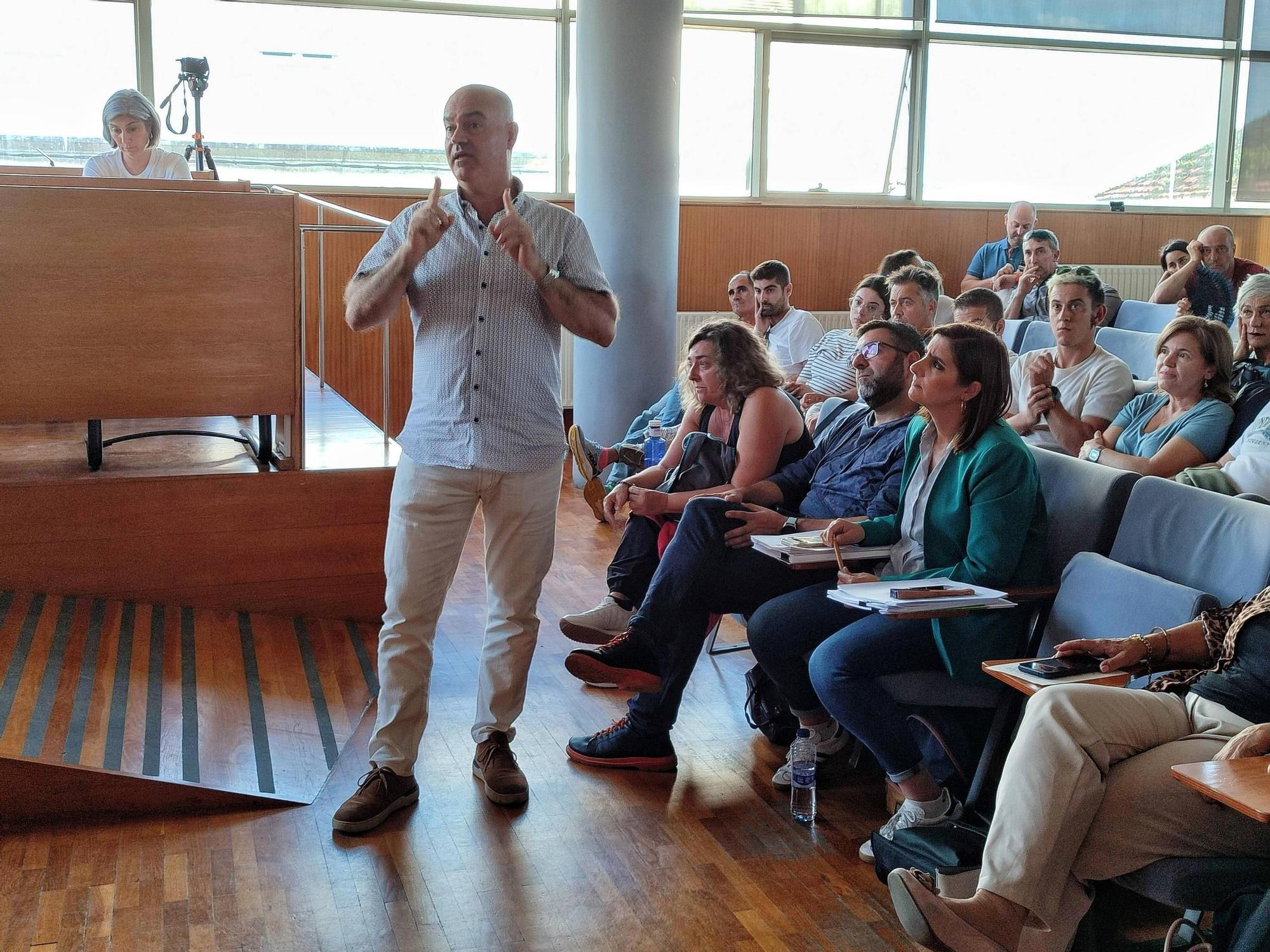 Multidudinaria protesta contra la subida de la basura en Cangas