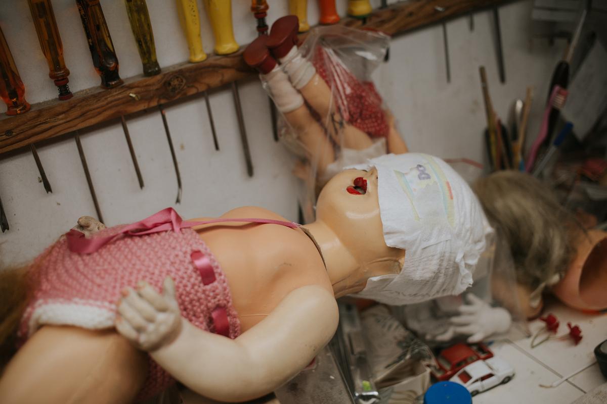 Muñeca por reparar en el Hospital del Juguete de Madrid. 