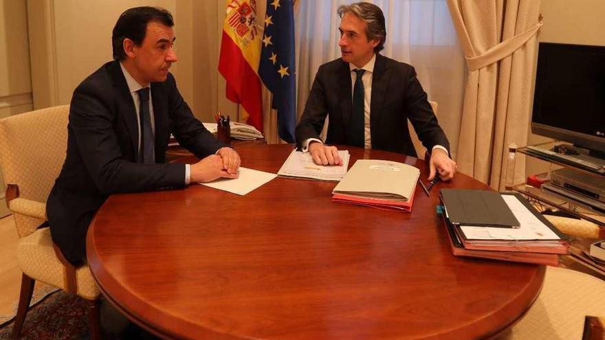 Fernando Martínez Maíllo se reúne con Íñigo de la Serna en el Ministerio de Fomento.