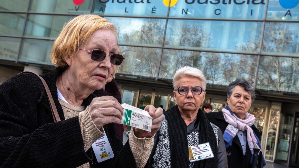 Afectadas por el fármaco &quot;Agreal&quot; protestan a la salida de los juzgados de Valencia.