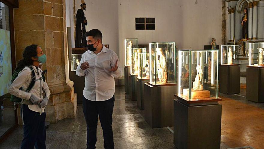 El guía e historiador Adrián Bueno ofrece explicaciones a la peregrina Mery Díaz. | A. M. S. 