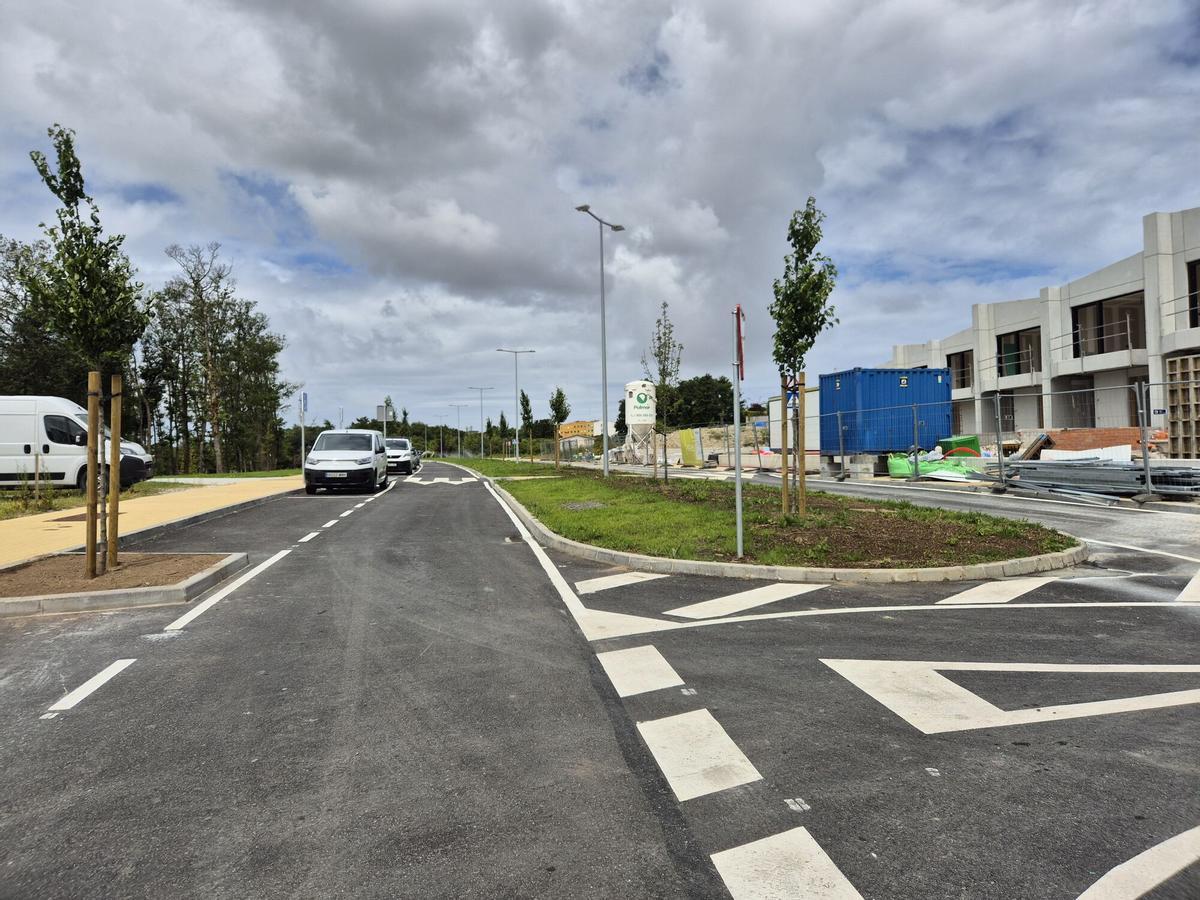 Nuevas calles en la urbanización Icaria IV, en Oleiros