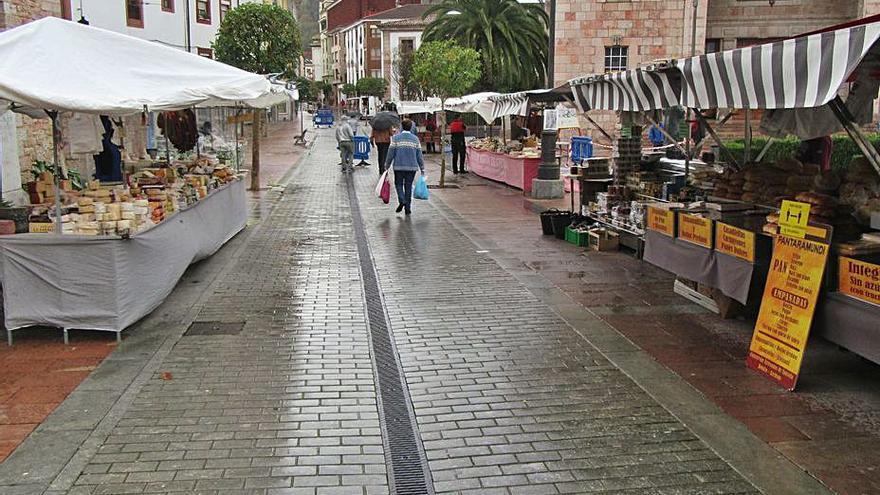 El mercado semanal de Cangas de Onís, ayer, casi vacío. | J. M. Carbajal