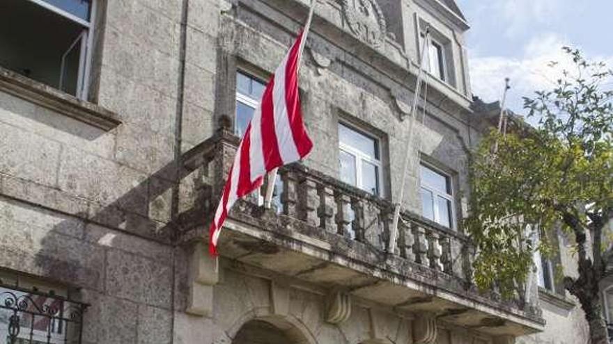 Bandera a media asta en el concello de Fornelos. / irago