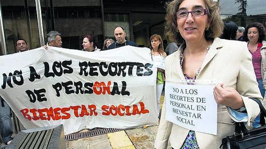 Belén Quiroga, en primer término, en la concentración del comité de empresa, ante la sede de Bienestar Social.