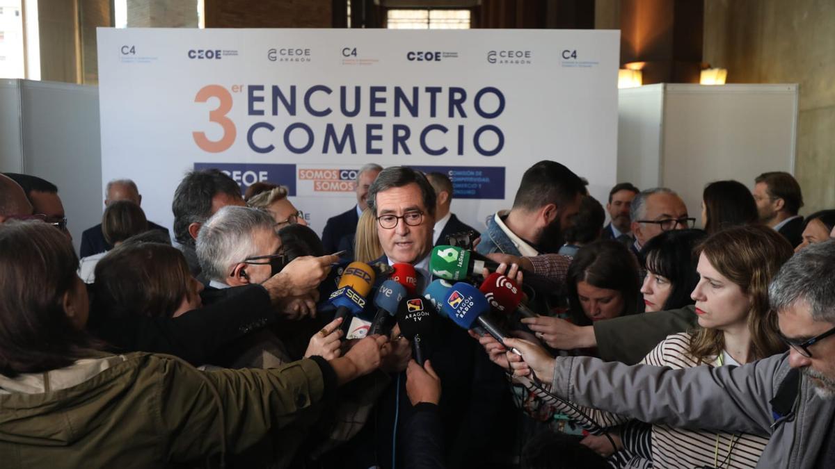 Garamendi habla con los medios de comunicación en Zaragoza