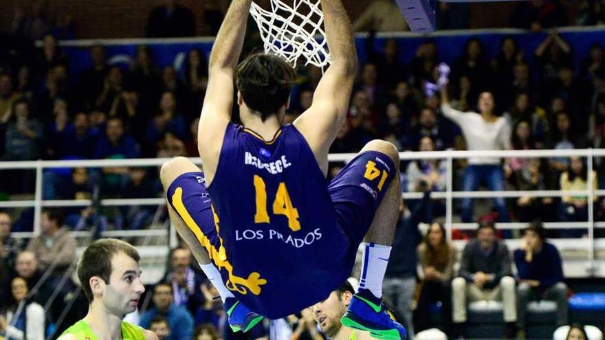 Hernández Sonseca se cuelga del aro tras lograr una canasta ante el Basket Gipuzkoa.