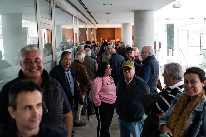 Galería | Largas colas en el Hotel Extremadura de Cáceres para renovar el abono de los toros