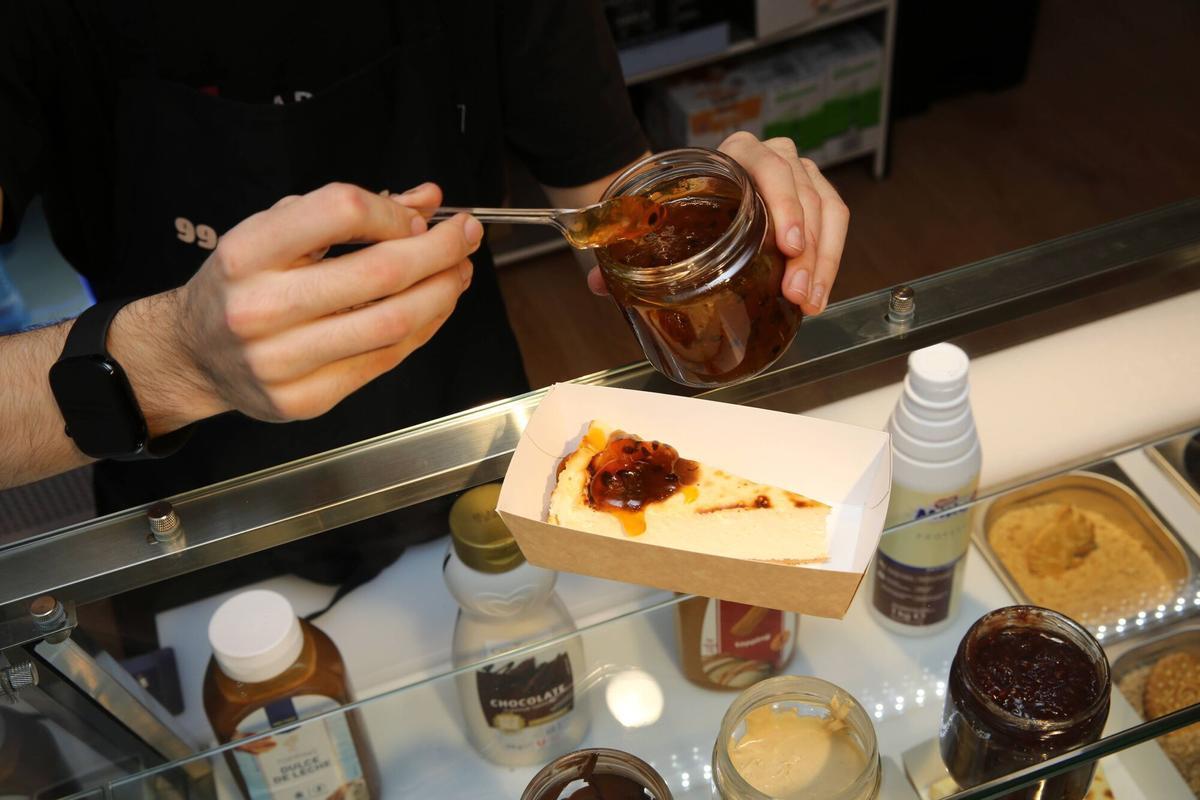 BARCELONA 12/03/2025 On Barcelona. Son las porciones de tarta de queso más baratas y virales de BCN. Abren este jueves nuevo local en Gràcia. 99 Cheesecake, Roger el dueño con las tartas FOTO de ELISENDA PONS