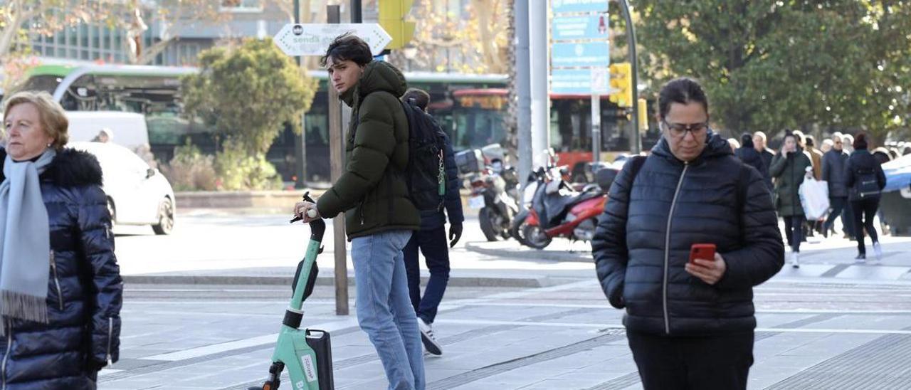 Un usuario zaragozano, este martes, con su patinete por la zona centro de la capital aragonesa.