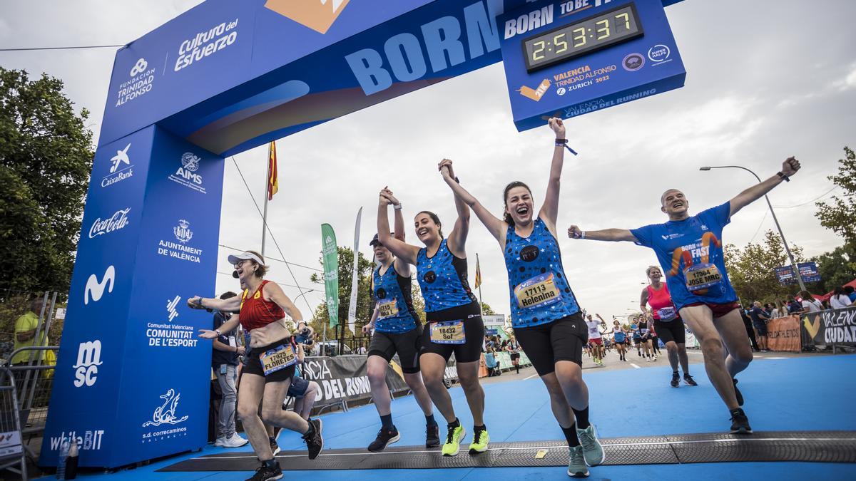 Un grupo de mujeres entrando en meta en el Medio Maratón de València