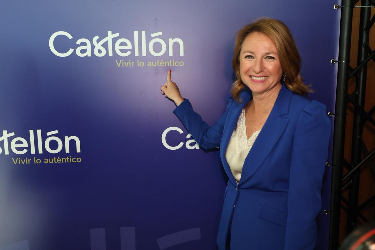 Begoña Carrasco, junto a la nueva marca turística de Castelló.