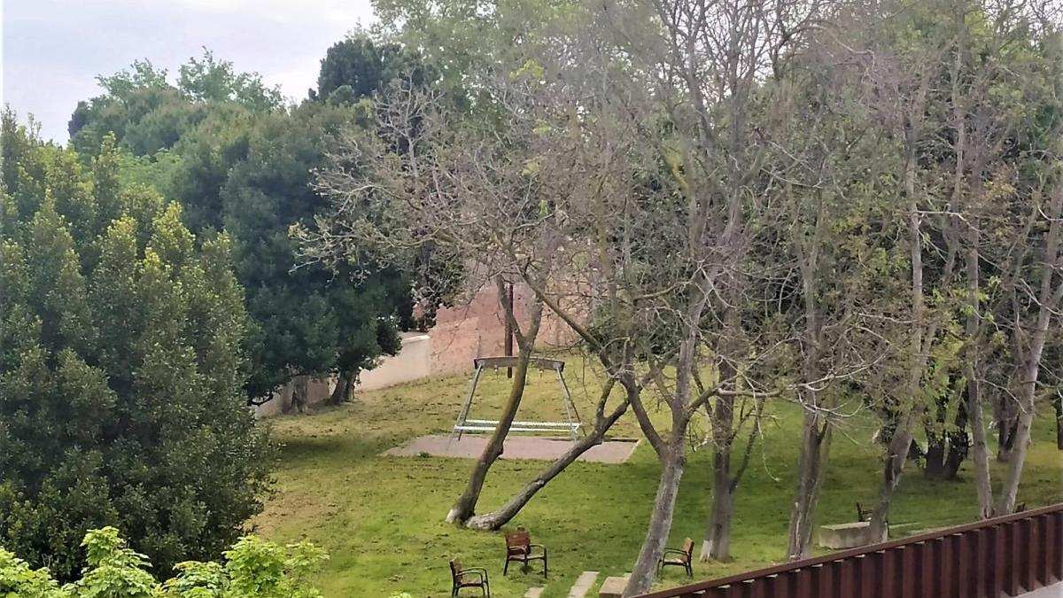 Espai infantil clausurat al Parc de les Aigües de Figueres.