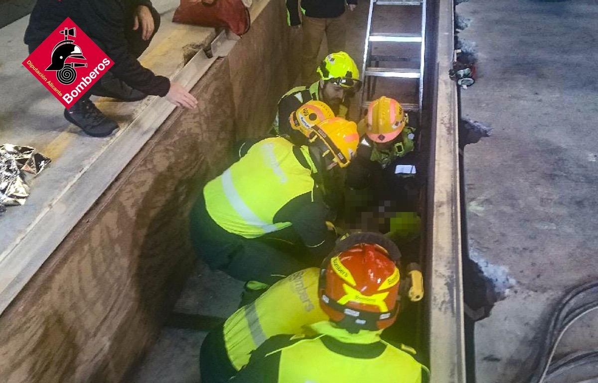 Bomberos rescatando a un trabajador accidentado esta misma semana en una fábrica de San Vicente.