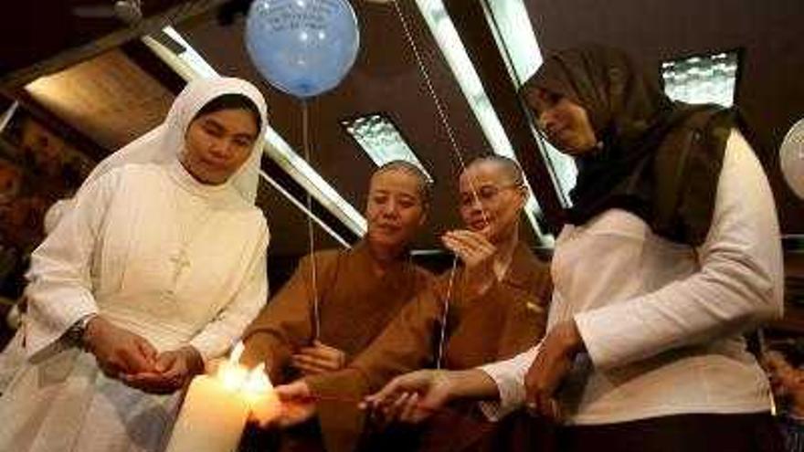 Monjes budistas taiwaneses (c) y defensores de la paz encienden velas durante un rezo en la Universidad de Mujeres de Filipinas, en Manila (Filipinas), hoy, miércoles 10 de octubre. La Junta Militar de Birmania anunció que espera mantener &quot;relaciones fluidas&quot; con Aung San Suu Kyi, la Premio Nobel de la Paz y líder del movimiento democrático que está en arresto domiciliario desde 2003. El anuncio, publicado en la portada de ayer, martes 09 de octubre del rotativo &quot;Nueva Luz de Myanmar&quot;, se produce un día después de que los militares designaran a un interlocutor oficial para establecer cauces regulares de comunicación con Suu Kyi.