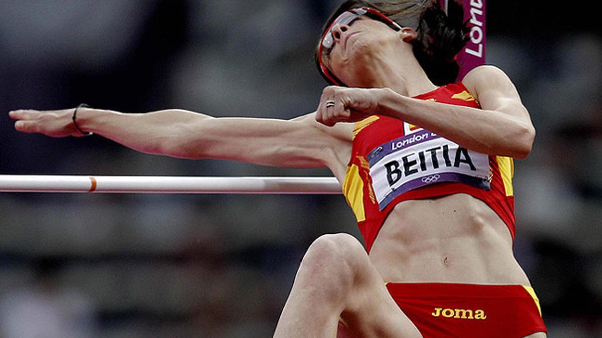 La atleta española Ruth Beitia, en uno de sus intentos en la final olímpica de salto de altura